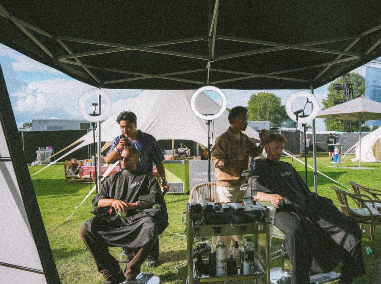 Humble Barbers udržuje letní umělce v kondici