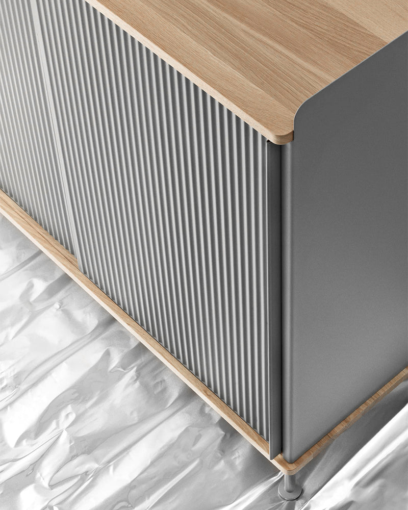 Enfold - Šedý sideboard - Žebrovaný kov - Dub