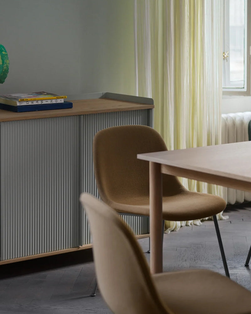 Enfold - Šedý sideboard - Žebrovaný kov - Dub