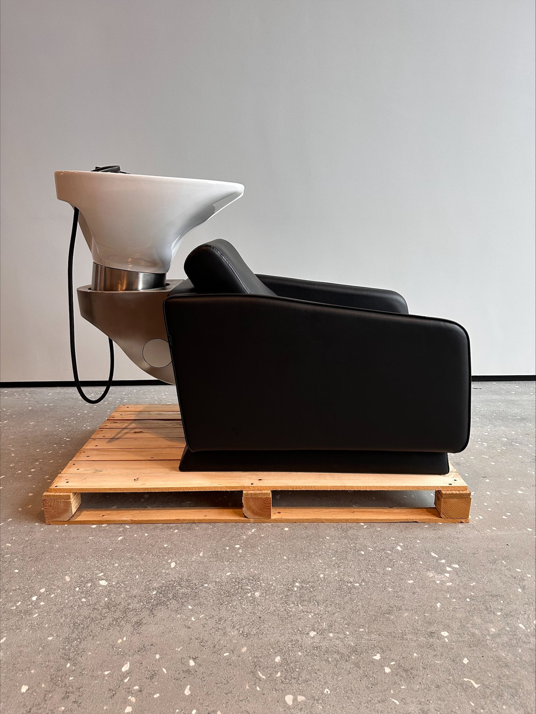 Zippy - černé mycí box - bílá vana DEMO model