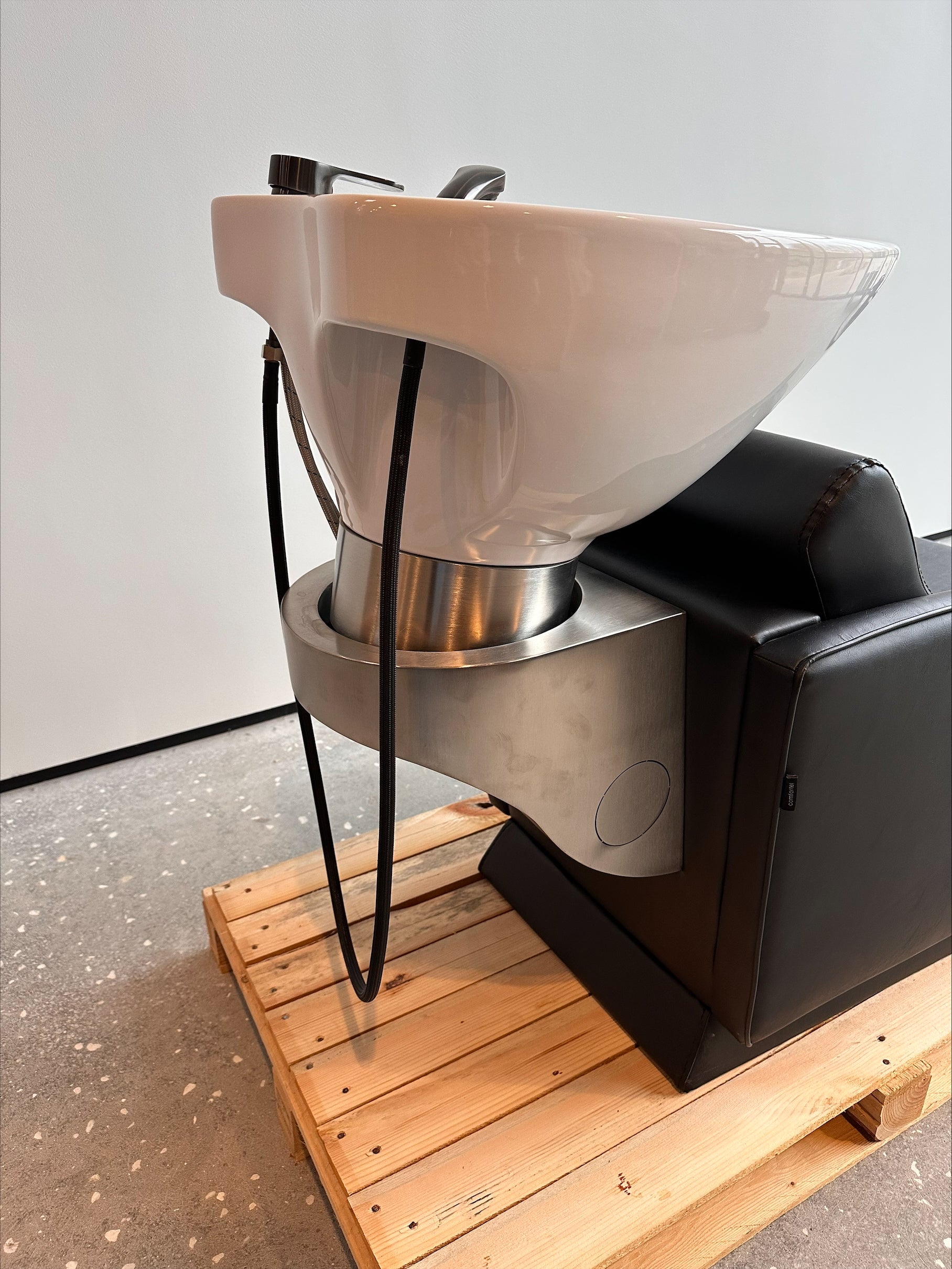 Zippy- Sort vaskestol- Hvid kumme DEMO model Comfortel frisørudstyr i frisørsalon med kompakt vaskesystem